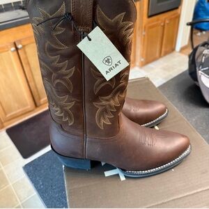 Ariat Heritage R Toe Western Boots size 8D Mens. New/Showroom floor model.